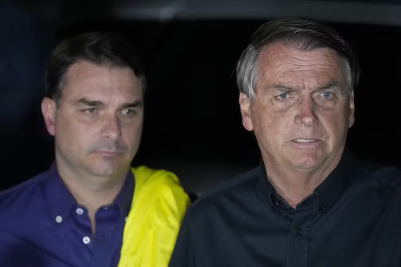 Moraes autoriza Flávio Bolsonaro a visitar Jair Bolsonaro