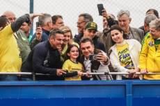 No Sarandi, Flávio Bolsonaro firma compromisso com obras contra enchentes ao lado de Zucco