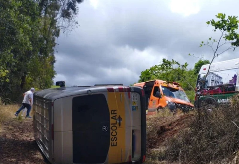 Van de transporte escolar tomba e deixa seis feridos no interior de Erechim