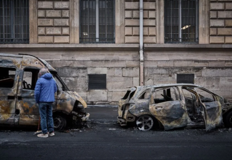 França decreta toques de recolher para conter confrontos e saques