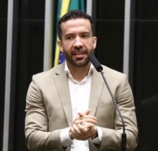 André Janones está estável, sem novos episódios de arritmia cardíaca, diz boletim médico