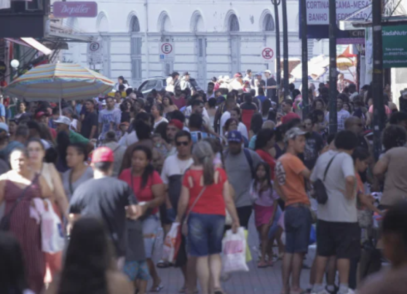 Comércio negocia nova jornada após fim da escala 6x1, com primeiro grande teste no Natal