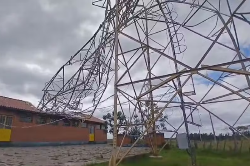 Temporal derruba torre de telefonia sobre escola e deixa alunos sem aulas há 10 dias no RS