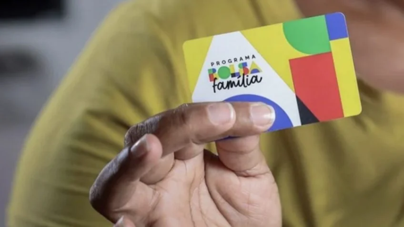 Governo antecipa Bolsa Família reajustado antes do segundo turno