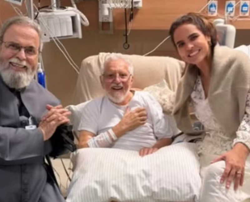 Carlos Alberto de Nóbrega aparece após cirurgia no coração e recebe visita de padre