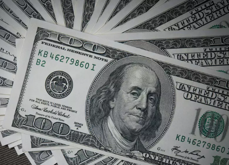 Dólar fecha abaixo de R$ 5 e Bolsa sobe no último pregão antes da eleição