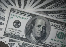 Dólar fecha abaixo de R$ 5 e Bolsa sobe no último pregão antes da eleição