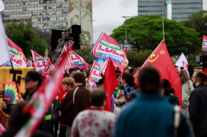 Apoiadores de Lula realizam ato e caminhada em Porto Alegre