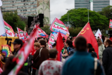 Apoiadores de Lula realizam ato e caminhada em Porto Alegre