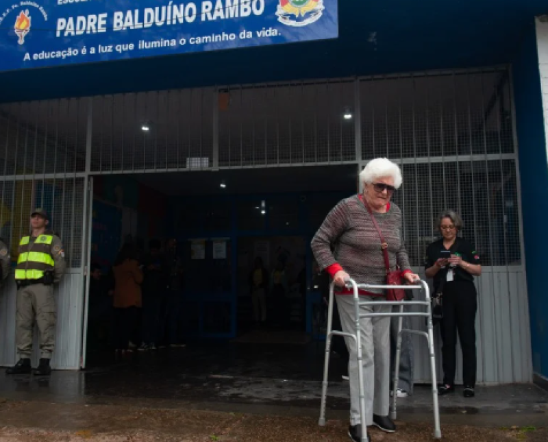 Eleitora de 90 anos usa andador para chegar cedo e votar em Porto Alegre