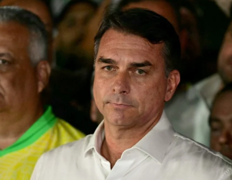 Flávio Bolsonaro diz que foi intimado pela PF a entregar passaporte e que está proibido de deixar o país