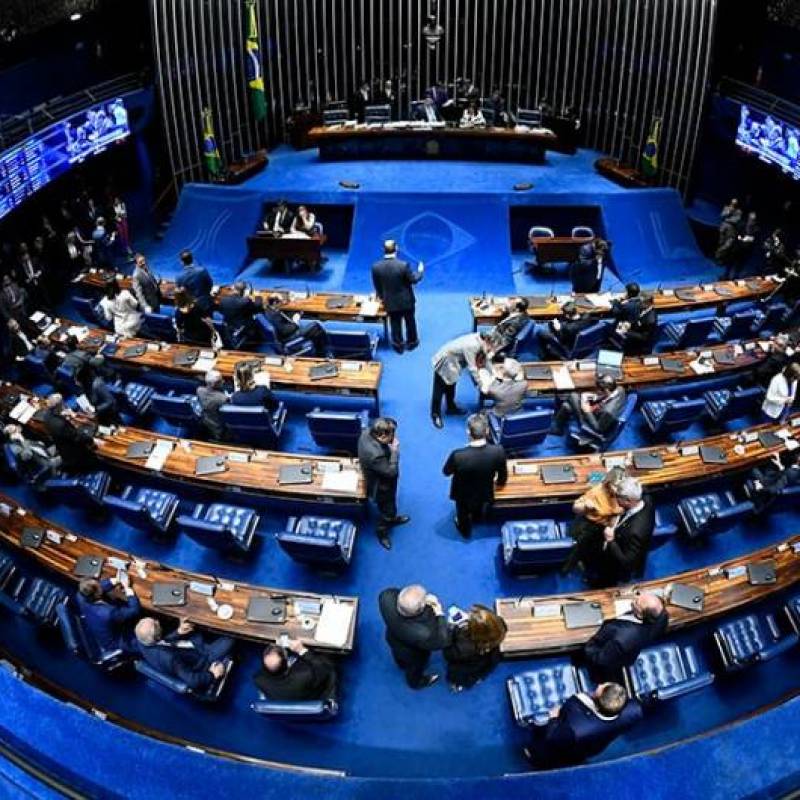 Senado avalia suspensão de votações
