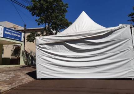Tendas estão montadas em postos de saúde para evitar aglomeração