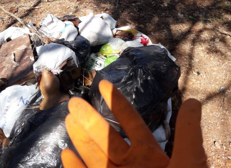 Moradores se juntam para tirar lixo de terrenos no bairro Oliveira, em Santo Ângelo