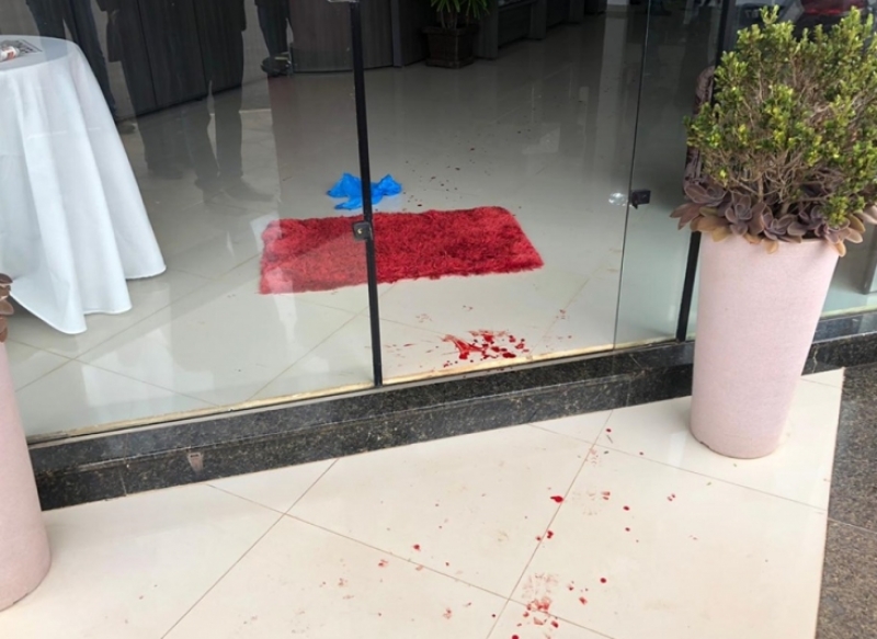 Assalto em joalheria deixa proprietária gravemente ferida em Ametista do Sul 