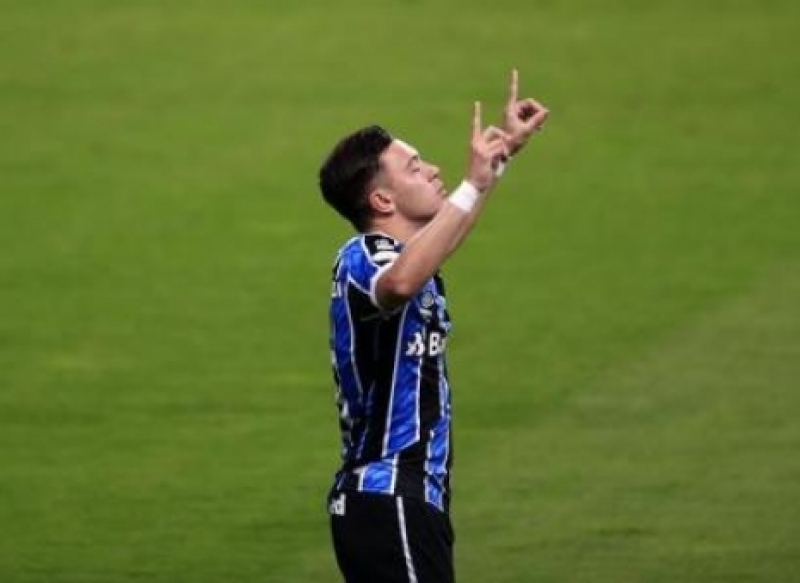 Com um jogador a menos, Grêmio vence Botafogo na Arena em noite de Pepê