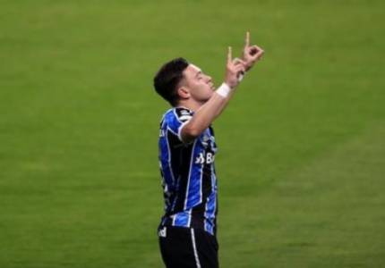 Com um jogador a menos, Grêmio vence Botafogo na Arena em noite de Pepê