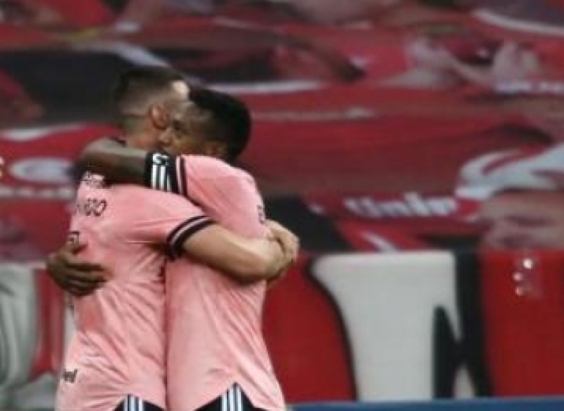 Inter vence o Vasco e reassume liderança do Brasileirão