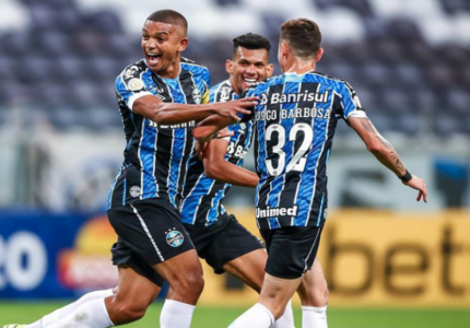 Grêmio engata terceira  vitória seguida e sobe na tabela